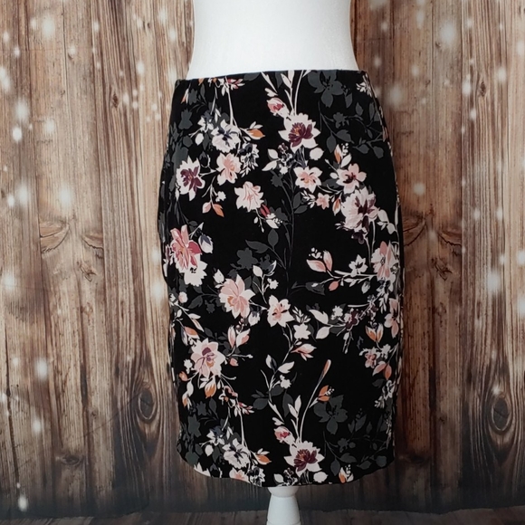 White House Black Market Dresses & Skirts - White House Black Market Skirt Size 8